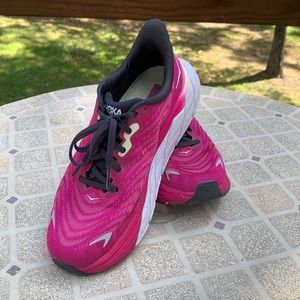 HOKA Arahi Size 8